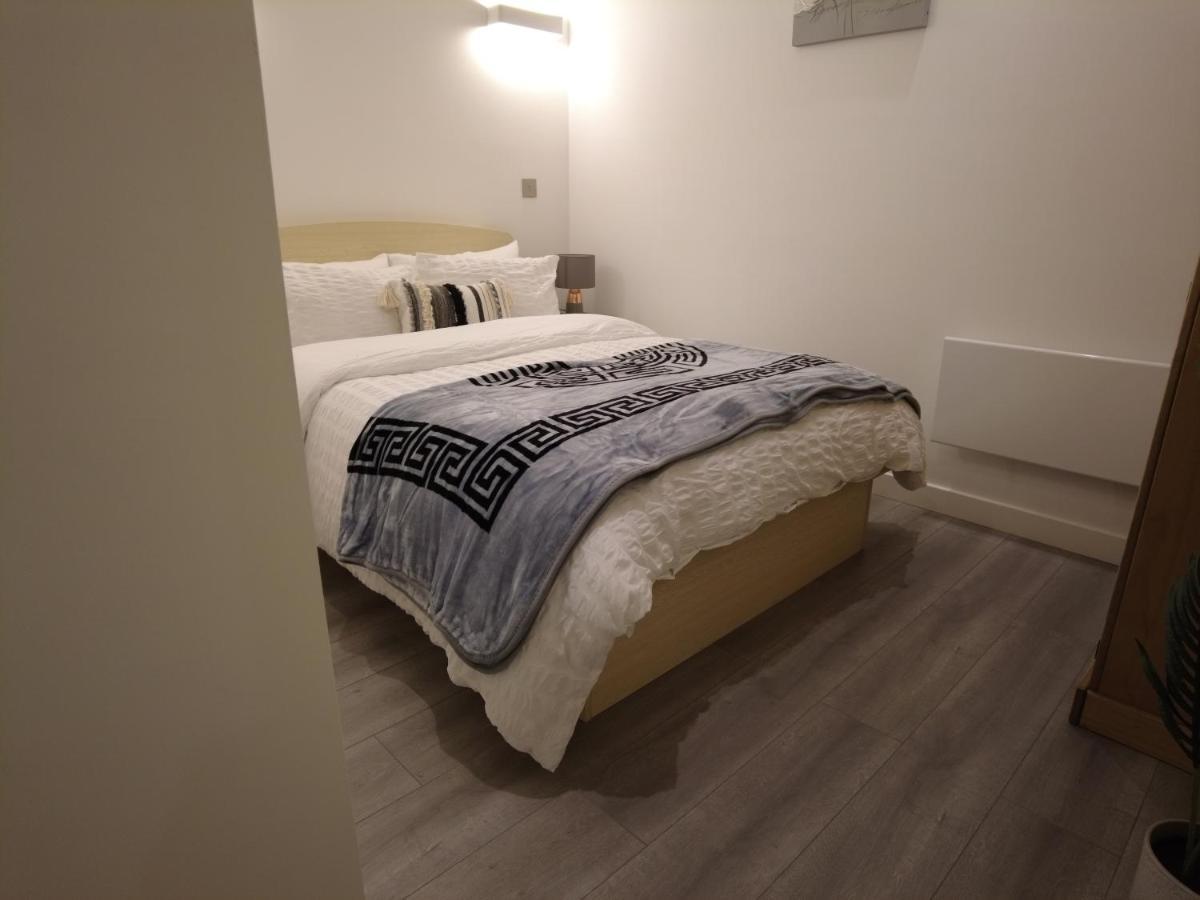 Stylish 2 Bedrooms, 2 Bathrooms With Workspace In 米尔顿凯恩斯 外观 照片