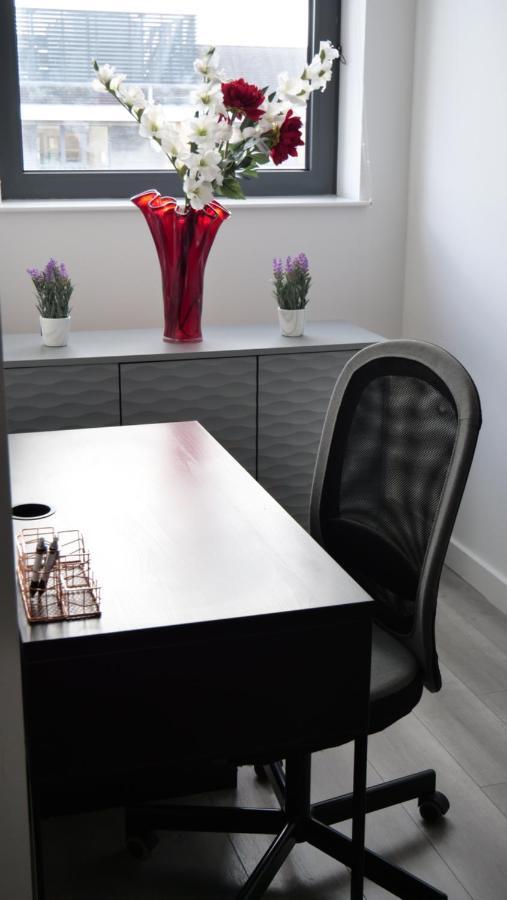 Stylish 2 Bedrooms, 2 Bathrooms With Workspace In 米尔顿凯恩斯 外观 照片