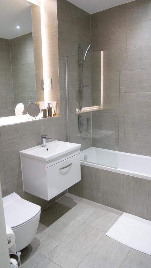 Stylish 2 Bedrooms, 2 Bathrooms With Workspace In 米尔顿凯恩斯 外观 照片